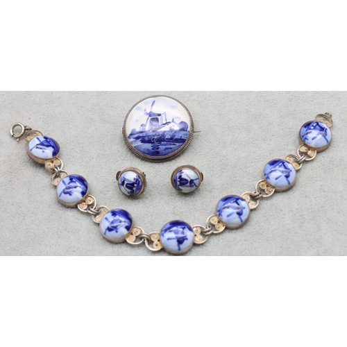 586 - A vintage blue and white Dutch style circular brooch, earrings and matching bracelet