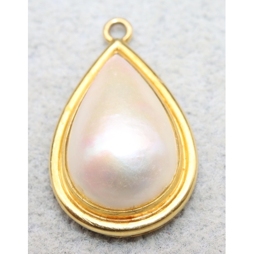 600 - An Indian gold mounted pear shaped pearl drop pendant, 3cm high, 6 grams gross