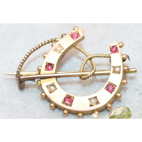 625 - A 9ct gold horseshoe shaped brooch set with small red stones and half pearls and a 9ct gold bar broo... 