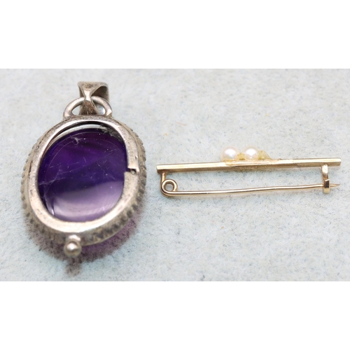 627 - A 9ct gold bar brooch mounted with 3 pearls (1 missing), 0.98 grams gross and a 925 silver drop pend... 