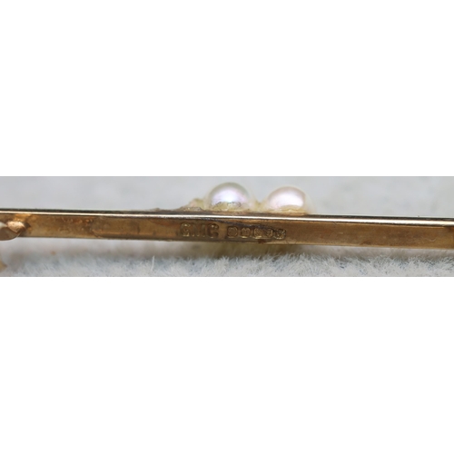 627 - A 9ct gold bar brooch mounted with 3 pearls (1 missing), 0.98 grams gross and a 925 silver drop pend... 