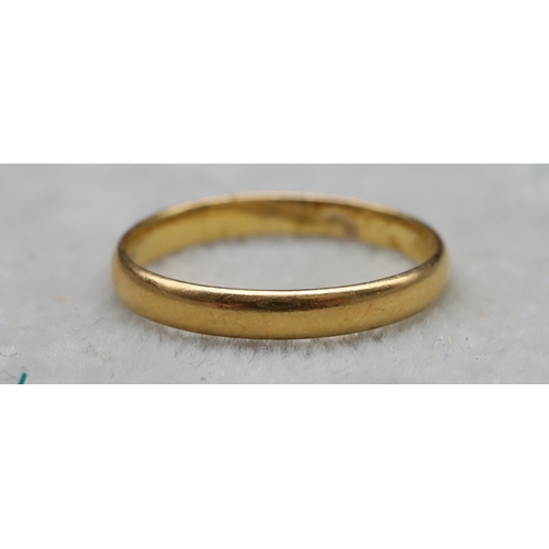 643 - A 22ct gold wedding ring, Size L, 2.1 grams