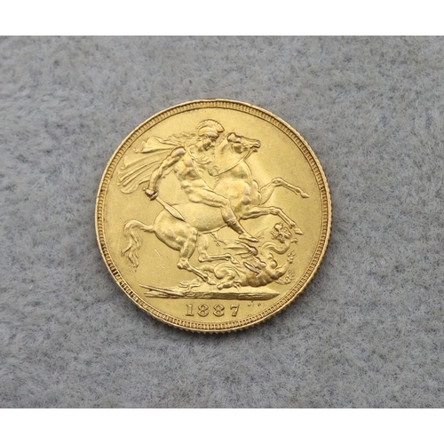 696 - A Victorian gold Sovereign, 1887, 8 grams