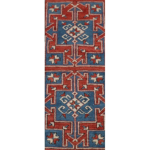 827 - A small Persian rug on white, red and blue ground with 2 box centre medallions, 137cm x 83cm