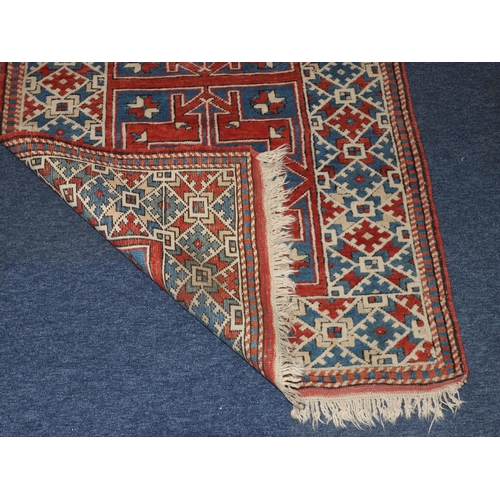 827 - A small Persian rug on white, red and blue ground with 2 box centre medallions, 137cm x 83cm