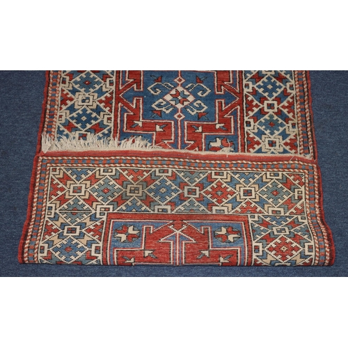 827 - A small Persian rug on white, red and blue ground with 2 box centre medallions, 137cm x 83cm