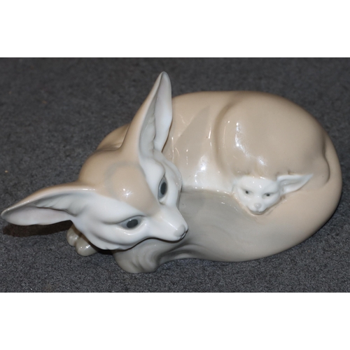 137 - A Lladro figure of a fox and her young, 18cm wide