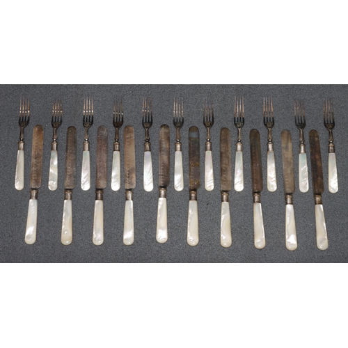 320 - A set of 10 silver plated fruit knives with Mother of Pearl handles and 11 matching forks (21)