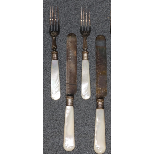 320 - A set of 10 silver plated fruit knives with Mother of Pearl handles and 11 matching forks (21)