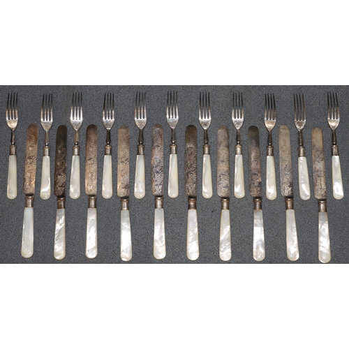 320 - A set of 10 silver plated fruit knives with Mother of Pearl handles and 11 matching forks (21)