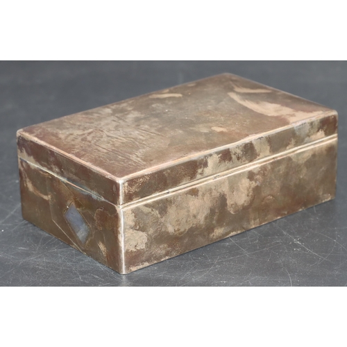 352 - A London plain silver rectangular shaped cigarette box with hinged lid enclosing cedar lined interio... 