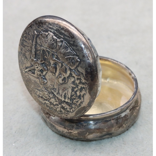 360 - An Edward VII silver round bulbous shaped snuff box with hinged lid with embossed figure motifs, 4.7... 