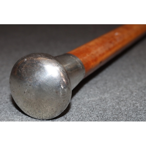 366 - A London silver knob walking cane, 87cm long