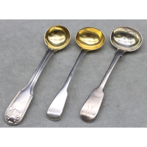 381 - 2 George III silver salt spoons, 1809, maker Solomon Hougham, 1817 (makers mark rubbed) and a George... 