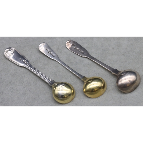 381 - 2 George III silver salt spoons, 1809, maker Solomon Hougham, 1817 (makers mark rubbed) and a George... 