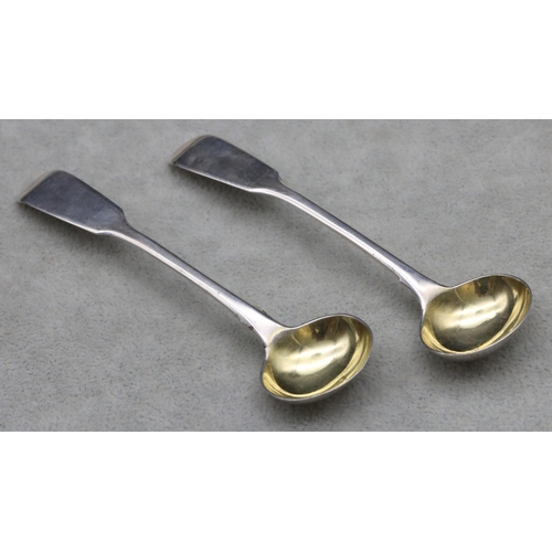 382 - A pair of George IV silver salt spoons, London 1824, maker's mark WS, 0.68oz