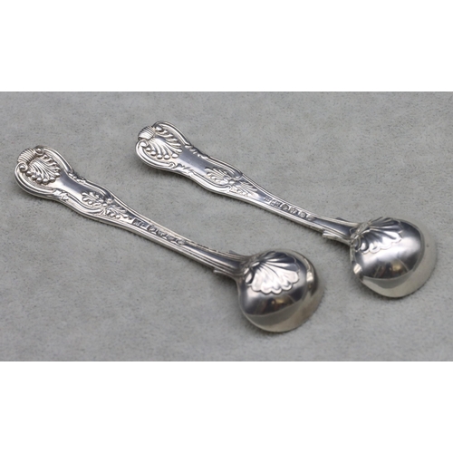 384 - 2 Victorian King's pattern silver salt spoons, London 1834 and 1839, 1.7oz (2)