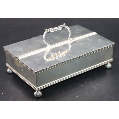 400 - A George V silver rectangular shaped inkwell with 3 front hinged lids enclosing 2 glass inkwells, la... 