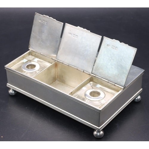 400 - A George V silver rectangular shaped inkwell with 3 front hinged lids enclosing 2 glass inkwells, la... 