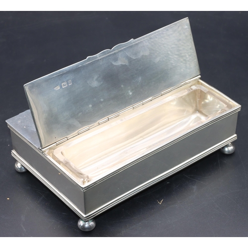 400 - A George V silver rectangular shaped inkwell with 3 front hinged lids enclosing 2 glass inkwells, la... 