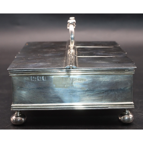 400 - A George V silver rectangular shaped inkwell with 3 front hinged lids enclosing 2 glass inkwells, la... 