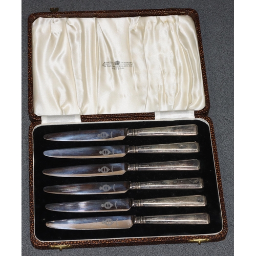 403 - A set of 6 Sheffield silver handled butter knives in fitted brown leather case