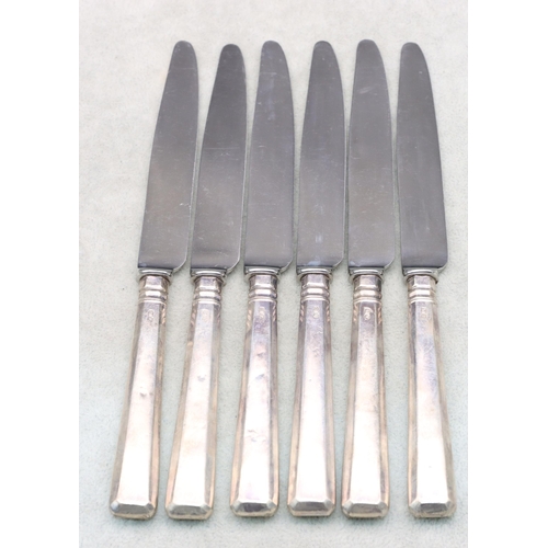 403 - A set of 6 Sheffield silver handled butter knives in fitted brown leather case