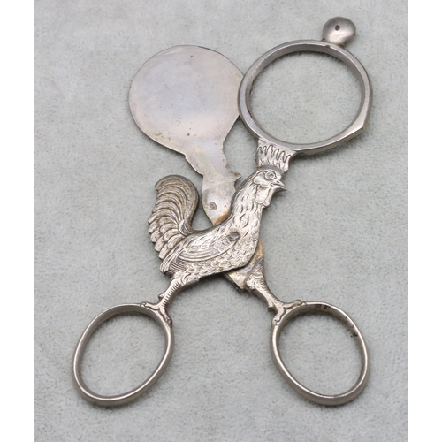 409 - A pair of novelty egg topper scissors in the form of a chicken