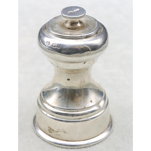 410 - A George V silver pepper grinder, Sheffield 1934, 8cm high