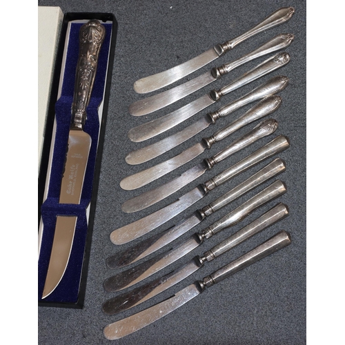 413 - 2 silver handled cake slices, a similar silver handled bread knife and 11 various silver handled but... 