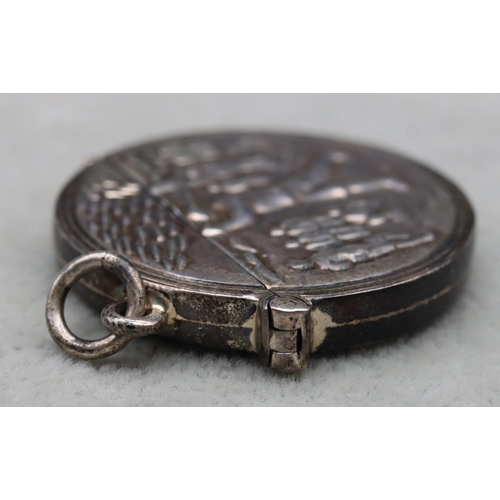 418 - A circular golfing vesta case with hinged lid and allover embossed figure playing golf