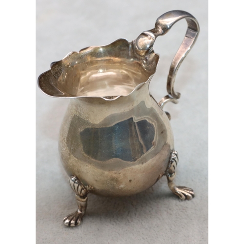 423 - A small Victorian silver cream jug with crinkle rim and scroll handle on splayed feet, 6.5cm high, 1... 