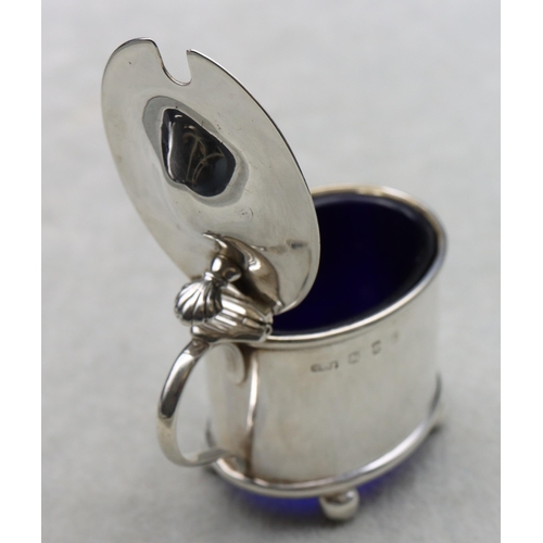 424 - A Victorian Birmingham silver oval mustard pot with hinged lid enclosing blue glass liner, 1.3oz