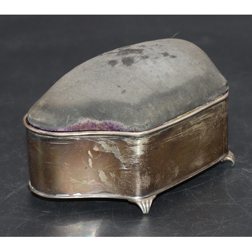 426 - An Edward VII silver scallop shaped trinket box with hinged pin cushion top enclosing part fitted in... 