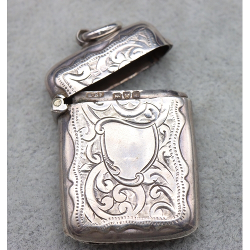 430 - A Chester silver small vesta case with engraved floral and scroll decoration, hinged lid