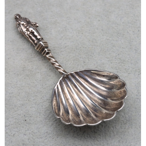 437 - A Victorian silver caddy spoon with shell shaped bowl and Apostle handle, Birmingham 1977, maker's m... 