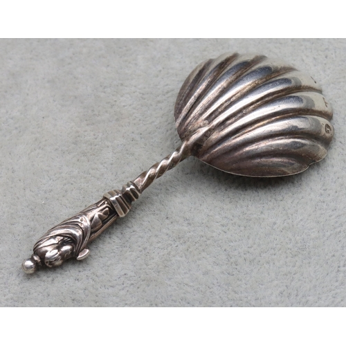 437 - A Victorian silver caddy spoon with shell shaped bowl and Apostle handle, Birmingham 1977, maker's m... 