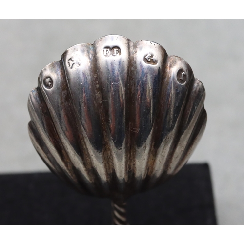 437 - A Victorian silver caddy spoon with shell shaped bowl and Apostle handle, Birmingham 1977, maker's m... 