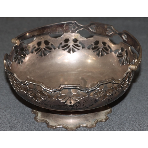 455 - A George V silver round basket with swing overhead handle, scallop shaped rim with pierced gallery, ... 