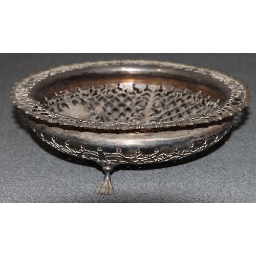 456 - A Sheffield silver round basket with scallop shaped pierced allover decoration, on 3 splayed claw fe... 