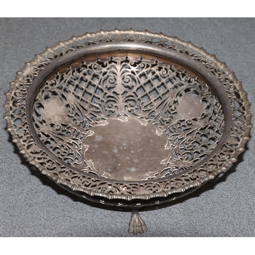 456 - A Sheffield silver round basket with scallop shaped pierced allover decoration, on 3 splayed claw fe... 