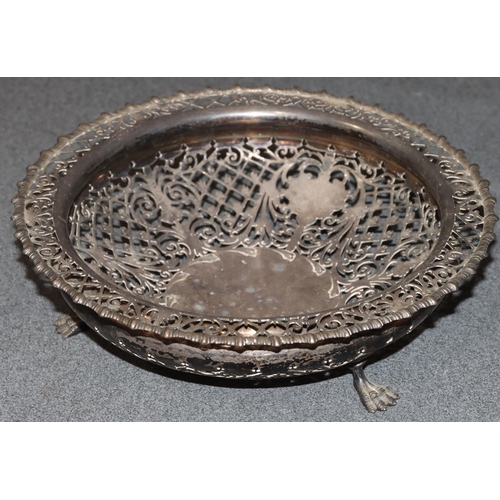 456 - A Sheffield silver round basket with scallop shaped pierced allover decoration, on 3 splayed claw fe... 