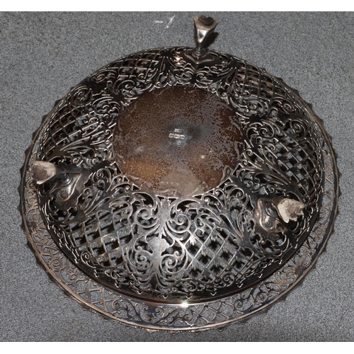 456 - A Sheffield silver round basket with scallop shaped pierced allover decoration, on 3 splayed claw fe... 