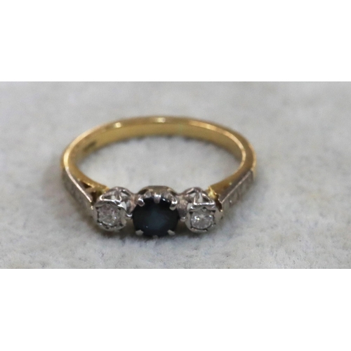 710 - An 18ct gold ladies' 3-stone ring set with centre sapphire flanked by 2 small diamonds, Size P, 3.3 ... 