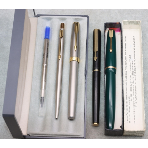 750 - A green Parker duofold fountain pen (boxed), a Parker pen, a similar Parker pen and another Parker p... 