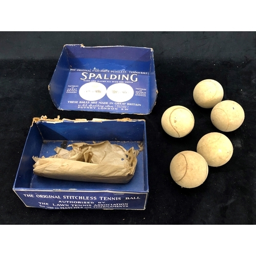 1093 - 5 vintage Spalding tennis balls in original box (damaged).