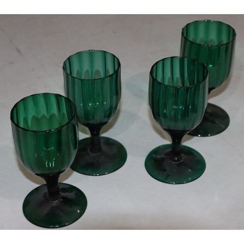 178 - A set of 4 Georgian Bristol green glass bulbous shaped drinking glasses on round bases with fluted d... 