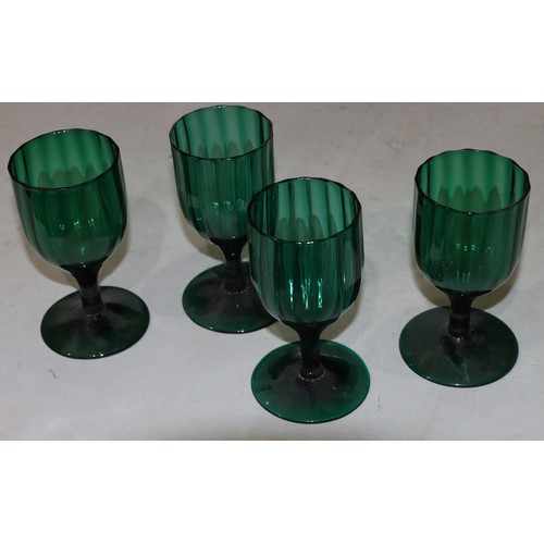 178 - A set of 4 Georgian Bristol green glass bulbous shaped drinking glasses on round bases with fluted d... 