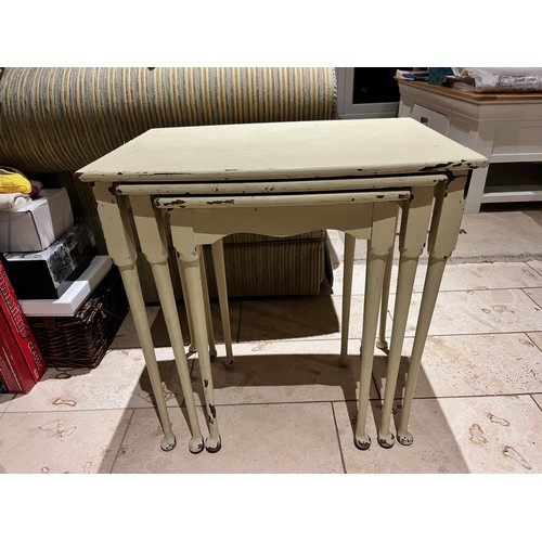 1424 - A nest of white painted tables, largest, 50cm wide, 36cm deep, 52cm high. This item is not held by P... 