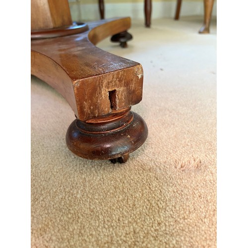 1401 - A Victorian mahogany circular loo table, 102cm diameter, 48cm high.   Table top in very good conditi... 